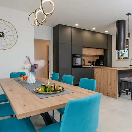 4 Bedroom Beautiful In * Rebici