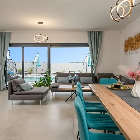 4 Bedroom Beautiful In Holiday home