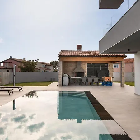 4 Bedroom Beautiful In Rebici