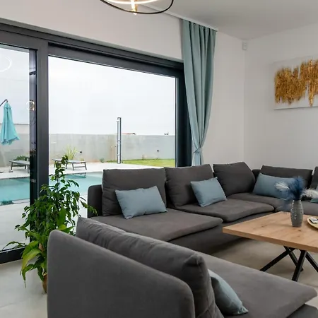 4 Bedroom Beautiful In