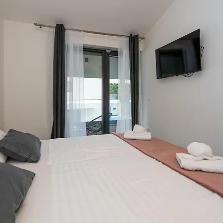 4 Bedroom Beautiful In Holiday home Rebici