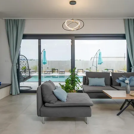 4 Bedroom Beautiful In Rebici