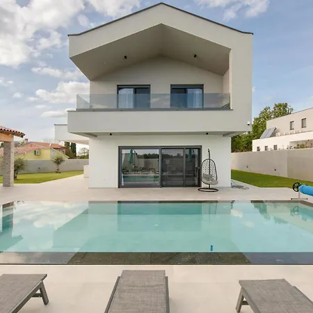 4 Bedroom Beautiful In Holiday home *