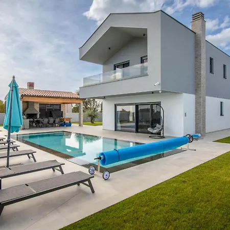 4 Bedroom Beautiful In