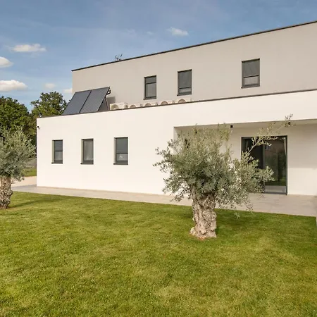 Holiday home 4 Bedroom Beautiful In Rebici