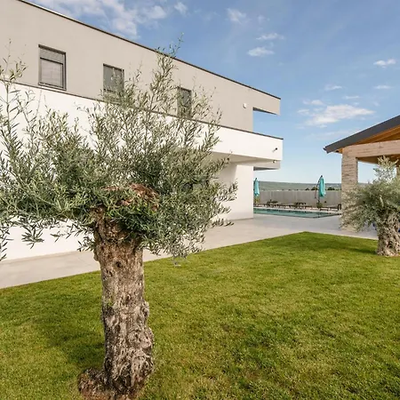 4 Bedroom Beautiful In
