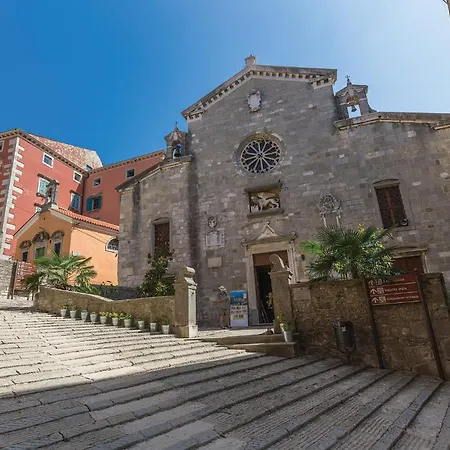 4 Bedroom Beautiful In * Rebici