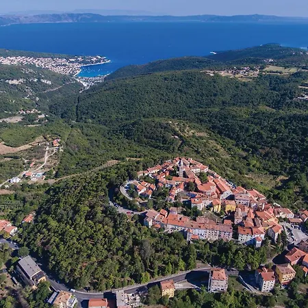 4 Bedroom Beautiful In Σπίτι διακοπών Rebici